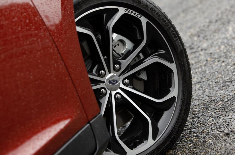  Ford Taurus SHO 2013 года  (фото 32 из 56)